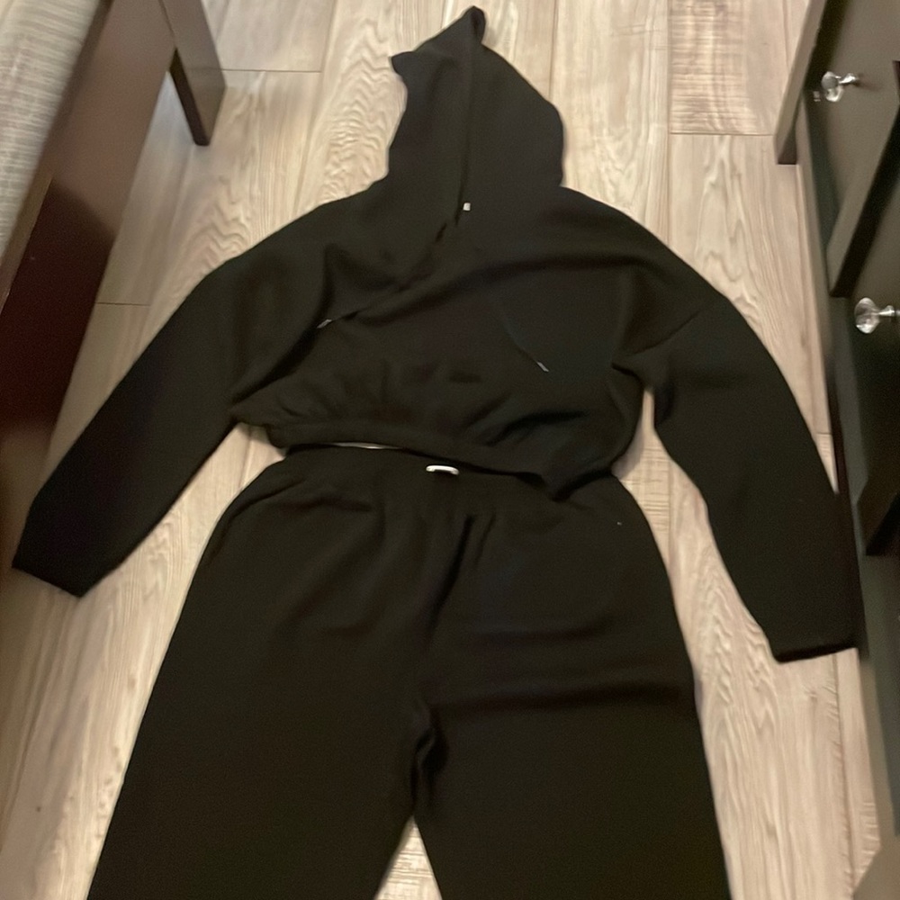 NEW Black Hoodie and Sweatpants Set. Drawstring slightly cropped hoodie.